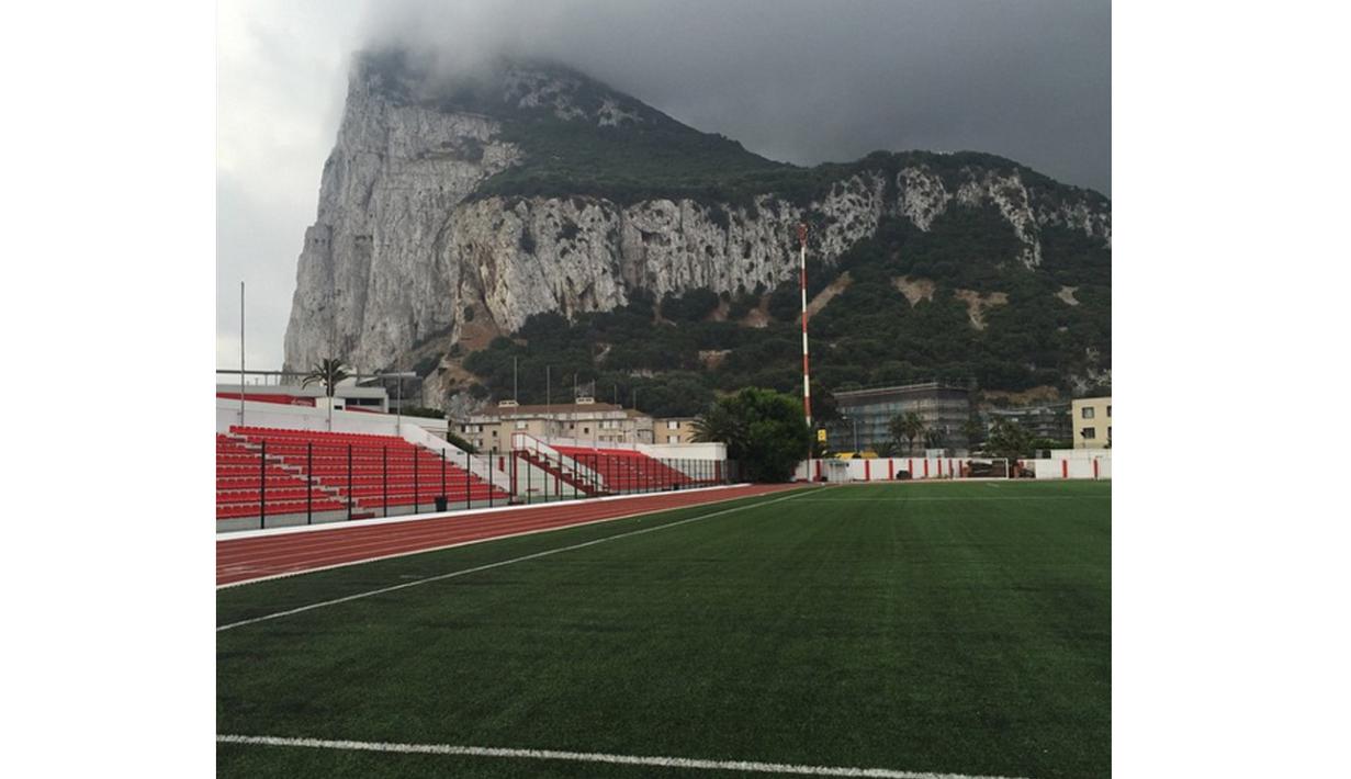 Stadion Victoria di Gibraltar ini terletak di daerah pegunungan dan berkapasitas 5.000 penonton. (Photo/Instagram)