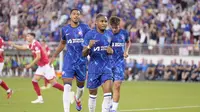 Pemain Chelsea, Christopher Nkunku disambut rekan-rekannya usai mencetak gol ke gawang Wrecham dalam uji coba di Levi's Stadium, Kamis (25/7/2024). (AP Photo/Tony Avelar)