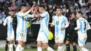 Pemain Argentina Cristian Romero (kedua kiri) melakukan selebrasi bersama Angel Di Maria setelah mencetak gol ke gawang El Savador pada laga FIFA Matchday melawan El Savador yang berlangsung di Lincoln Financial Field, Philadelphia, Amerika Serikat, Sabtu (23/03/2024) WIB. La Albiceleste menang dengan skor 3-0. (AFP/Getty Images/Mitchell Leff)