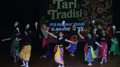 Sejumlah remaja putri mengikuti pelatihan tari tradisi di Pusat Pelatihan Seni Budaya (PPSB) Muhammad Mashabi, Jalan KH Mas Mansyur, Kebon Melati, Tanah Abang, Jakarta Pusat, Rabu (1/7/2026). Kegiatan yang berlangsung pada 23 Juni hingga 6 Juli 2026 itu menjadi wadah pengembangan keterampilan sekaligus upaya melestarikan seni budaya tradisional. Para peserta mempelajari dasar-dasar gerak tari sebagai bagian dari pembinaan seni. PPSB Muhammad Mashabi dikenal sebagai ruang kegiatan seni budaya, edukasi, dan komunitas yang dapat dimanfaatkan masyarakat untuk mengembangkan minat, bakat, serta memperkuat kecintaan generasi muda terhadap budaya Indonesia.