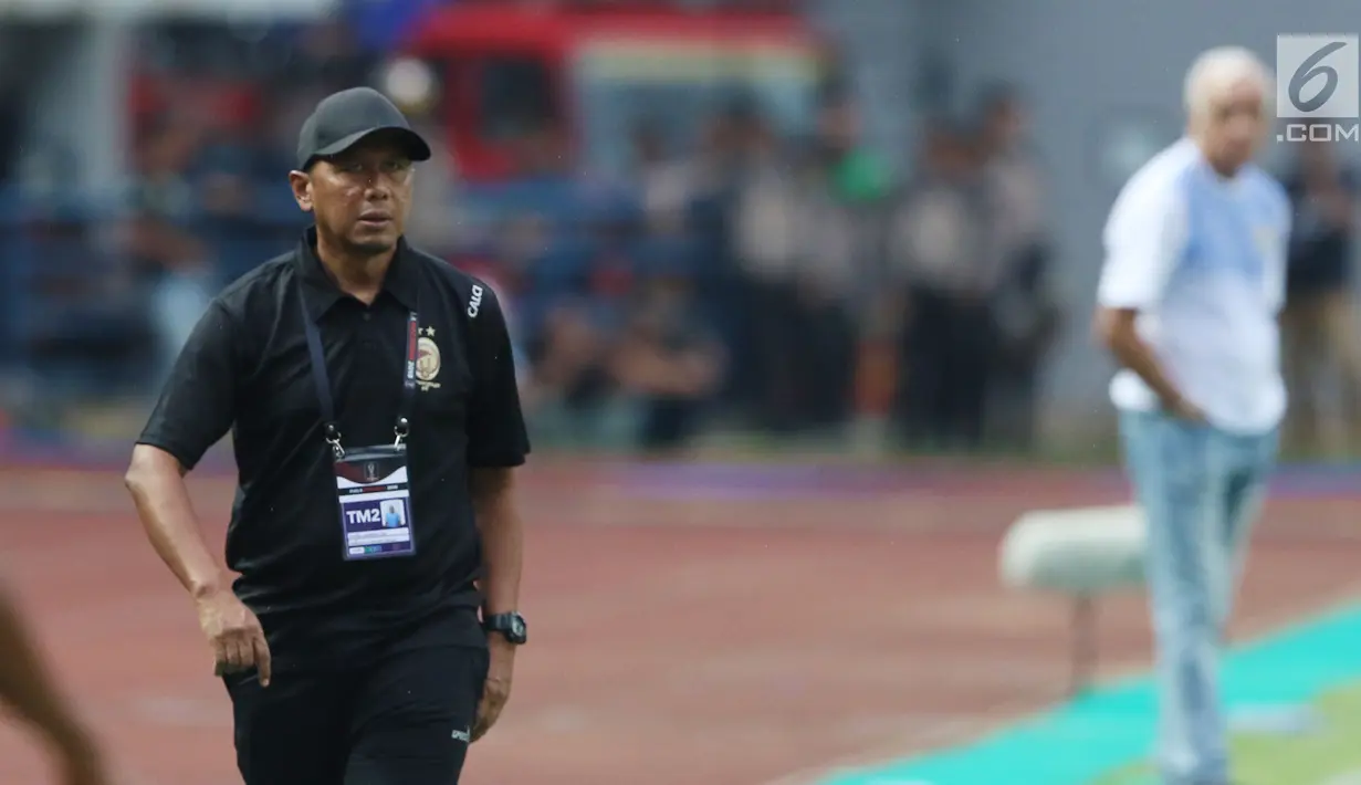 Pelatih Sriwijaya FC, Rahmad Darmawan (kiri) saat laga melawan Persib di laga pembuka Piala Presiden 2018 di Stadion GBLA, Bandung, Selasa (16/1). Persib unggul 1-0. (Liputan6.com/Helmi Fithriansyah)