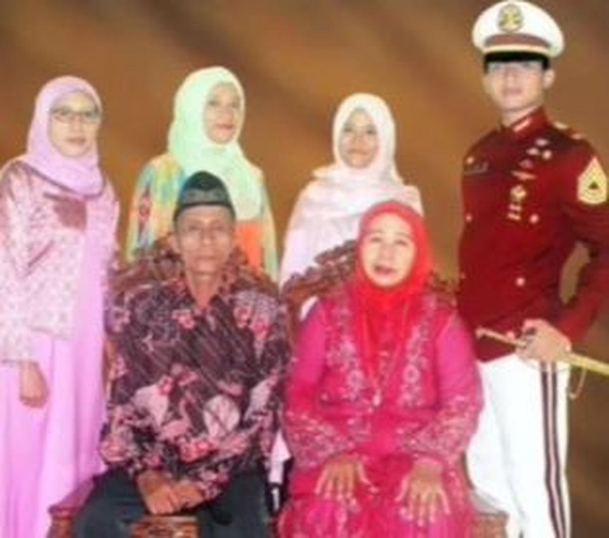 Perwira tersebut memiliki tiga saudara perempuan dari empat bersaudara. Namun hanya dia yang berhasil menjadi Polisi, terlebih ia mampu menembus Akademi Kepolisian (Akpol).
