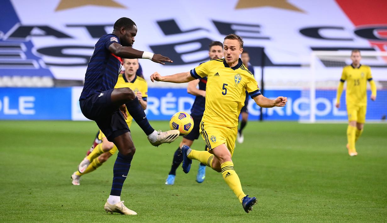 Gelandang Prancis, Moussa Sissoko, berebut bola dengan bek Swedia, Pierre Bengtsson, pada laga lanjutan Grup 3 UEFA Nations League di Stade de France, Rabu (18/11/2020) dini hari WIB. Prancis menang 4-2 atas Swedia. (AFP/Franck Fife)