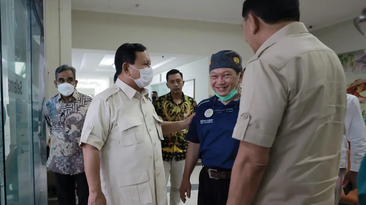 Menteri Pertahanan Prabowo Subianto menjenguk Budayawan Emha Ainun Nadjib atau yang akrab disapa Cak Nun