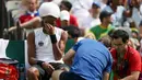 Petenis asal Jerman, Dustin Brown menangis saat tim medis mengobati cidera yang di alaminya saat bertanding di Olimpiade Rio 2016 melawan Thomaz Bellucci asal Brasil, Brasil (7/8). (REUTERS/Kevin Lamarque)