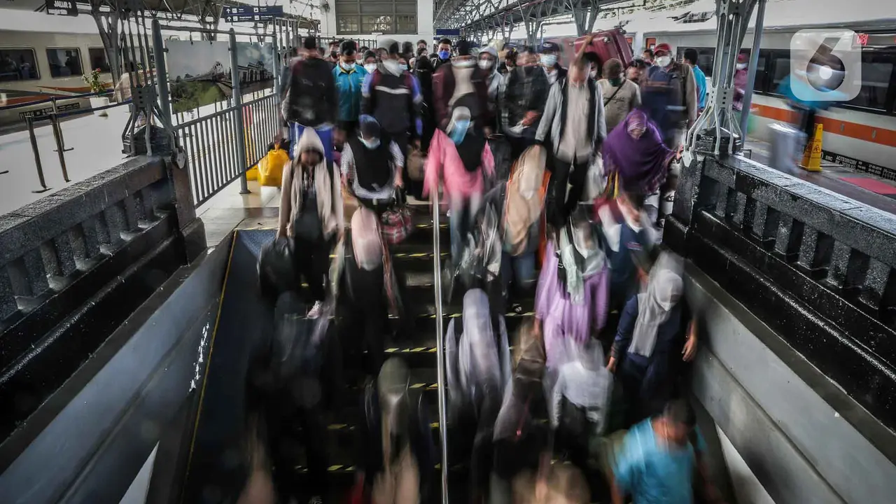 Arus Balik Mudik Lebaran 2022 di Stasiun Pasar Senen Mulai Ramai