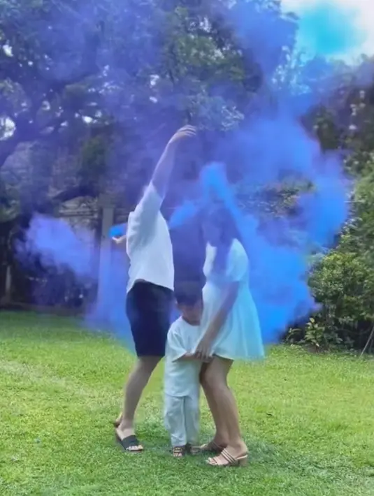 Momen gender reveal anak kedua Chef Arnold itu digelar penuh kebahagiaan. Kini keluarga Chef Arnol tengah menghitung hari kelahiran sang bayi. (Liputan6.com/IG/@tiffanysoetanto).