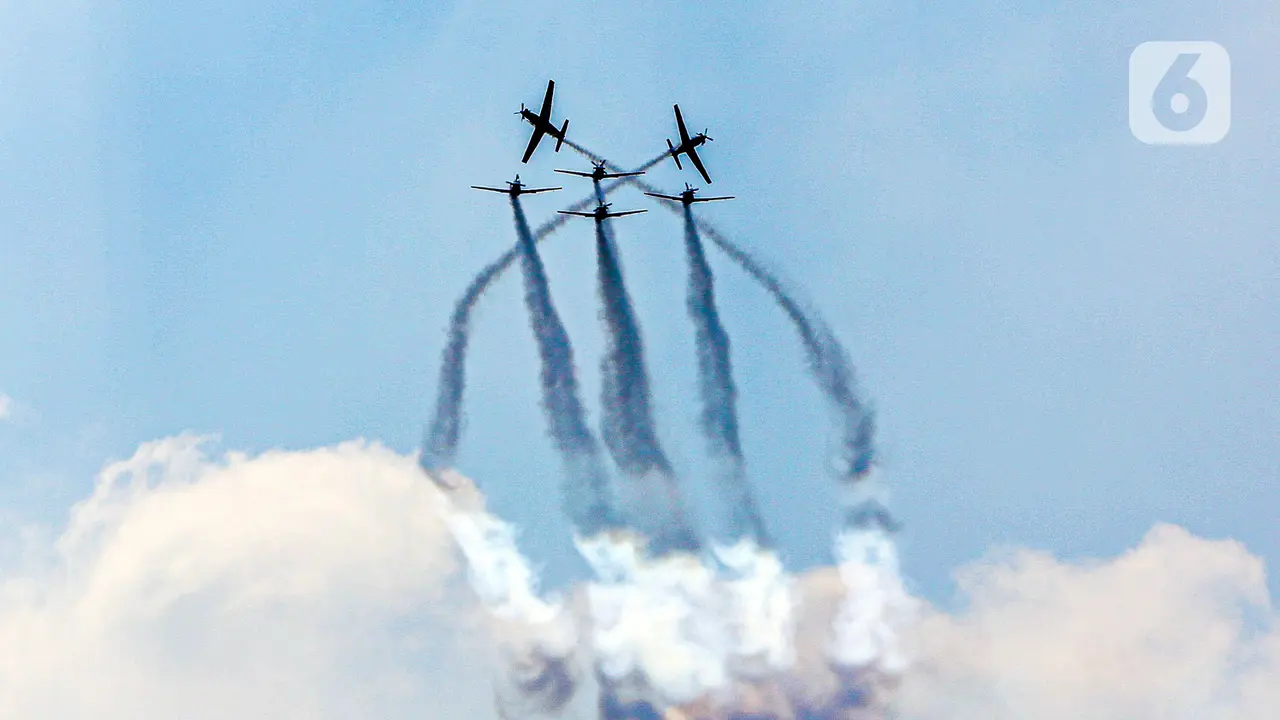 HUT TNI AU, Jet Tempur Bentuk Formasi 77 di Langit Jakarta