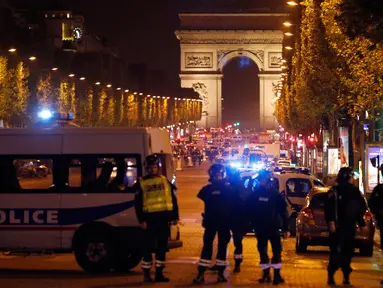 Polisi menutup jalan akses ke kawasan Champs Elysees di Paris setelah penembakan terhadap aparat kepolisian Prancis, Kamis (20/4). Seorang polisi tewas dan dua lainnya terluka dalam insiden penembakan tersebut. (AP Photo/Kamil Zihnioglu)
