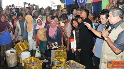 Citizen6, Tegal: Presiden Susilo Bambang Yudhoyono didampingi Menteri Kelautan dan Perikanan Fadel Muhammad melakukan kegiatan Sapa Nelayan, bertempat di Pelabuhan Perikanan Pantai (PPP) Tegalsari, Tegal, Jawa Tengah. (Pengirim: Efrimal Bahri)