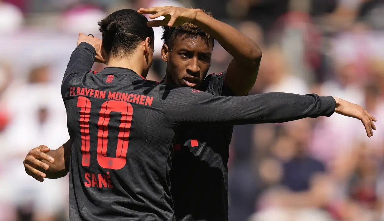 Selebrasi striker Bayern Munchen, Kingsley Coman (kanan) bersama Leroy Sane setelah mencetak gol pertama ke gawang FC Cologne pada laga pekan terakhir Liga Jerman 2022/2023 di Cologne, Jerman (27/5/2023). (AP Photo/Matthias Schrader)