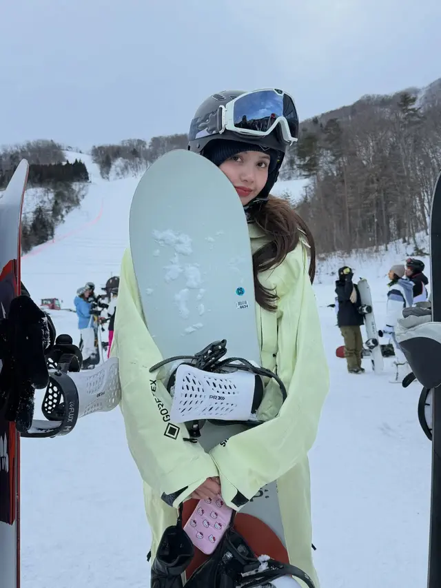 Tampil Futuristik dan Edgy, Gaya Lisa BLACKPINK Pakai Jaket Nike x Jacquemus Rp12 Juta-an saat Main Ski