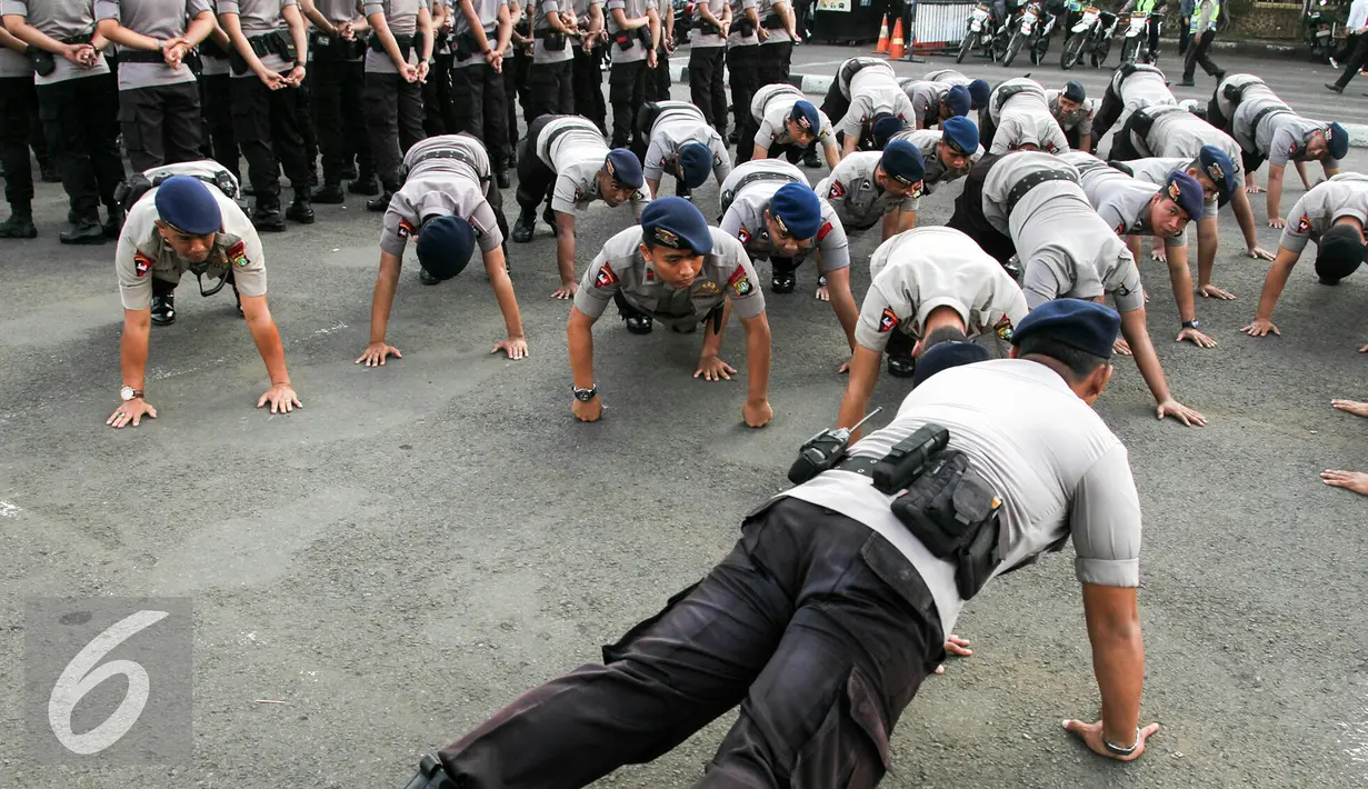 Personil Kepolisan melakukan persiapan jelang apel pengamanan libur panjang di halamaman Mapolda Metro, Jakarta, Rabu (4/5/2016). Polda Metro gelar apel kesiapan dan pengamanan di jelang libur panjang pada 5-8 Mei mendatang. (Liputan6.com/Yoppy Renato)