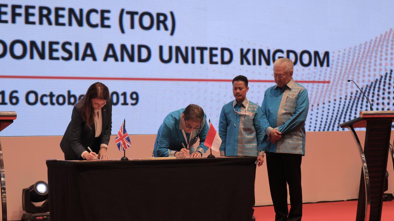 Natalie Black dan Imam Pambagyo Tandatangani Terms of Reference untuk Trade Review untuk RI-Inggris, didampingi Menteri Perdagangan, Enggartiasto Lukita di ICE BSD pada Rabu (16/10/2019) (Liputan.com/Hugo Dimas)