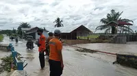 1.451 unit rumah yang berada di 13 desa dan 3 kecamatan terendam banjir dengan tinggi muka air berkisar antara 30-80 sentimeter di Kabupaten Batubara, Sumatera Utara (Sumut) (BNPB Indonesia)