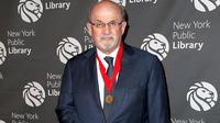 Salman Rushdie menghadiri Gala Lions Gala Perpustakaan Umum New York 2018 di Perpustakaan Umum New York di Gedung Stephen A. Schwarzman pada 5 November 2018 di New York City, AS. (Dominik Bindl/Getty Images/AFP)