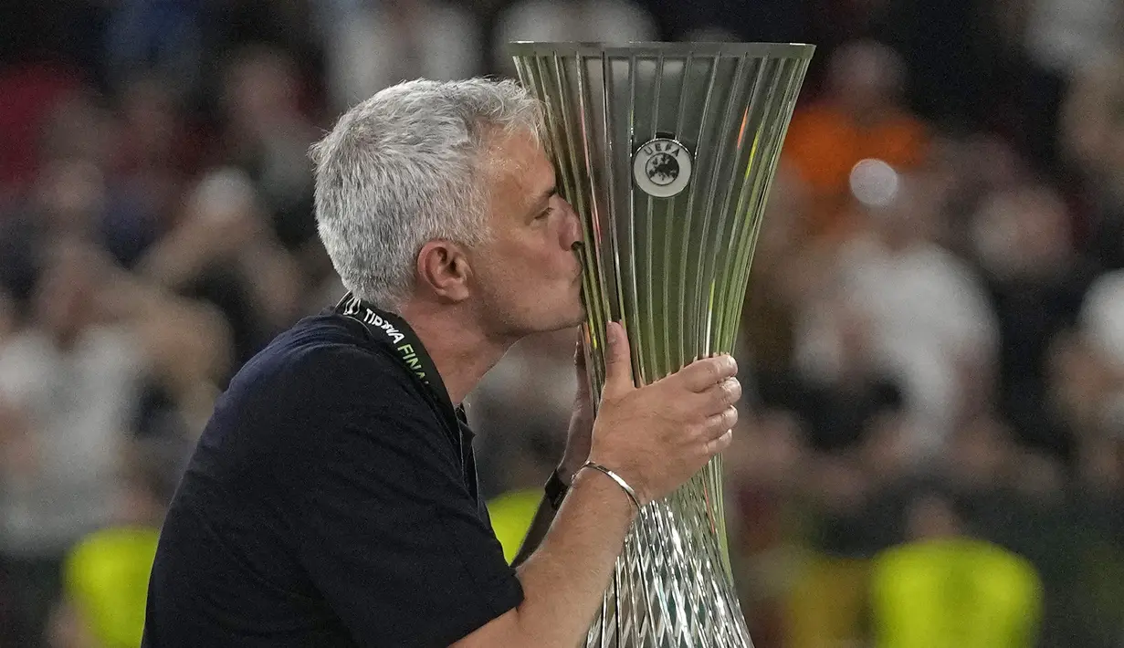 <p>Pelatih AS Roma Jose Mourinho mencium trofi pada akhir babak final Liga Konferensi Eropa UECL musim 2021-222 melawan Feyenoord di Arena Kombetare, Tirana, Albania, Kamis (26/5/2022) dini hari WIB. AS Roma menjuarai UEFA Europa Conference League usai mengalahkan Feyenoord 1-0 lewat gol Nicolo Zaniolo. (AP Photo/Thanassis Stavrakis)</p>