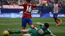 Pemain Atletico Madrid, Angel Correa, ditekel oleh pemain Eibar, Dani Garcia, pada laga La Liga di Stadion Vicente Calderon, Spanyol, Sabtu (6/2/2016). Atletico Madrid berhasil menaklukan Eibar 3-1. (Reuters/Javier Barbancho)