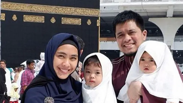 Oki Setiana Dewi dan keluarga