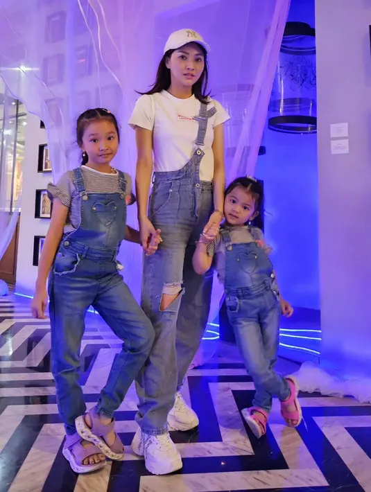 Kali ini tampil kembaran bareng Thalia dan Thania dengan padu padan t-shirt dan denim overall. [@sarwendah29]