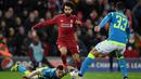 Gelandang Liverpool, Mohamed Salah, berusaha melewati bek Napoli, Raul Albiol, pada laga Liga Champions di Stadion Anfield, Liverpool, Selasa (11/12). Liverpool menang 1-0 atas Napoli. (AFP/Paul Ellis)