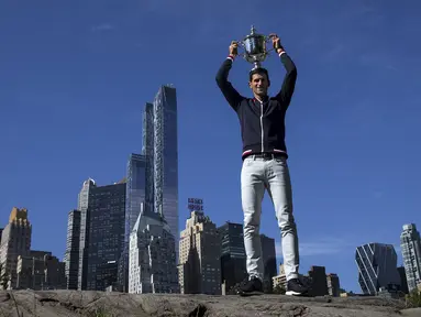 Juara tenis tunggal putra AS Terbuka 2015 asal Serbia, Novak Djokovic, berpose dengan trofi juara di Central Park, New York, AS, Senin (14/9/2015). (Reuters/Carlo Allegri)