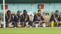 Pemain Timnas Portugal, Cristiano Ronaldo (kedua kanan) duduk di bangku cadangan saat menghadapi Timnas Maroko dalam laga babak perempatfinal Piala Dunia 2022 di Al Thumama Stadium, Doha, Qatar, Sabtu (10/12/2022) malam WIB. (AP/Ariel Schalit)