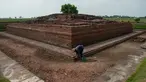 Pekerja melakukan perawatan rutin Candi Jiwa, Batujaya, Karawang, Jawa Barat (9/5). Candi Jiwa tidak terbuat dari batu, namun dari lempengan-lempengan batu bata dan Candi Jiwa merupakan peninggalan kerajaan Tarumanegara. (Liputan6.com/Gempur M Surya)