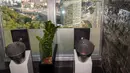 Anda tidak salah lihat, toilet pria di Bratislava ini menggunakan ember sungguhan. (reddit.com)