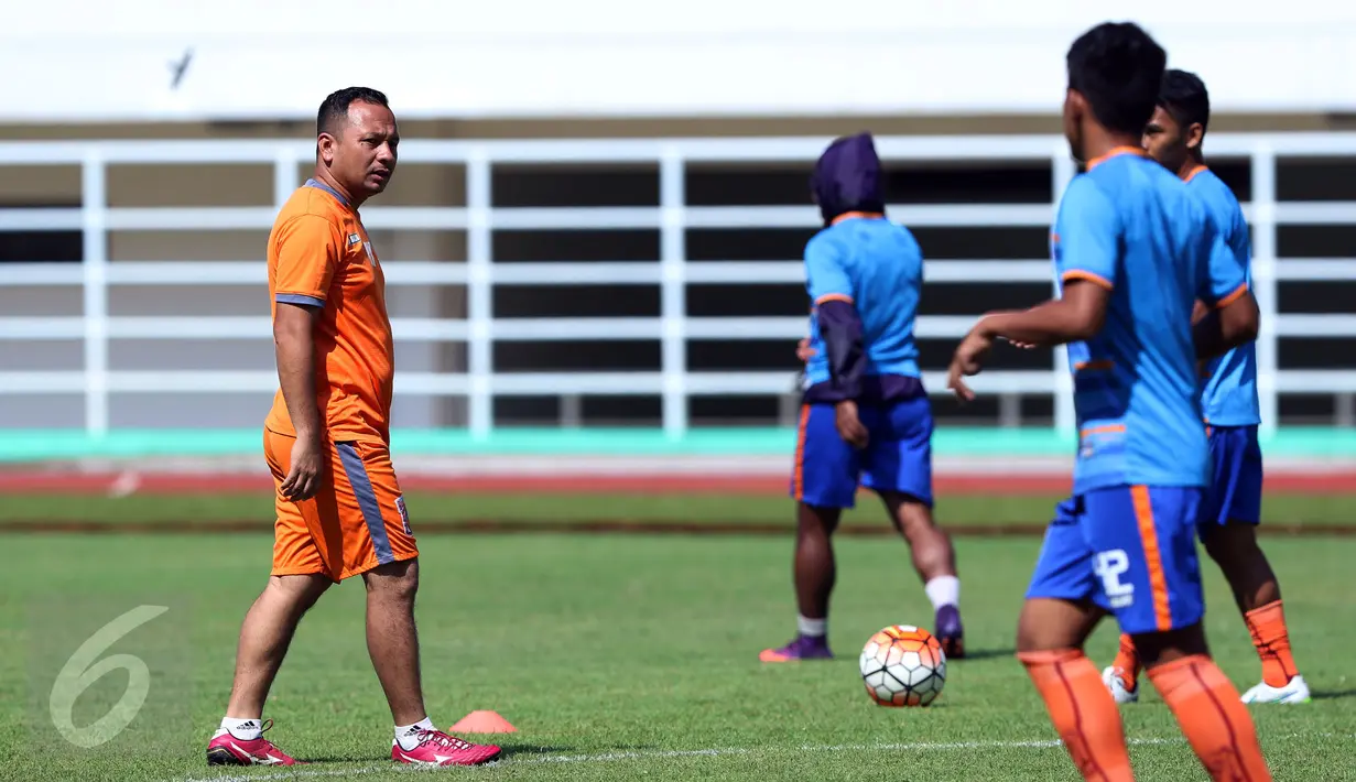 Pelatih PBFC, Ricky Nelson (kiri) saat memimpin latihan resmi final Piala Presiden 2017 di Stadion Pakansari, Kab Bogor, Sabtu (11/3). Di final, PBFC akan melawan Arema FC, Minggu (12/3). (Liputan6.com/Helmi Fithriansyah) 