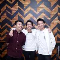 "Gue baru pacaran dua kali, yang sama ini dihitung dua. Pacaran pertama setahun sebulan ga pacaran sih sebenarnya tapi sama-sama saling memiliki. Haha. Jadi baru dua kali pacaran," kata Iqbaal. (Nurwahyunan/Bintang.com)