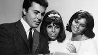 James Darren (paling kiri) bersama  Nancy Sinatra dan Claudia Martin  (AP Photo, File)