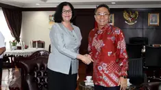 Ketua MPR RI, Zulkifli Hasan berjabat tangan dengan Duta Besar Kuba untuk Indonesia, Nirsia Castro Guevara di Kompleks Parlemen, Jakarta, Kamis (31/3). Kunjungan tersebut membahas kerjasama antara kedua Negara. (Liputan6.com/Johan Tallo)