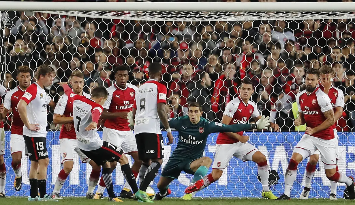 Proses gol yang dicetak oleh pemain Western Sydney Wanderers, Steven Lustica, ke gawang Arsenal pada laga persahabatan di ANZ Stadium, Sabtu (15/7/2017). Arsenal menang 3-1 atas Western Sydney Wanderers. (EPA/Daniel Munoz)