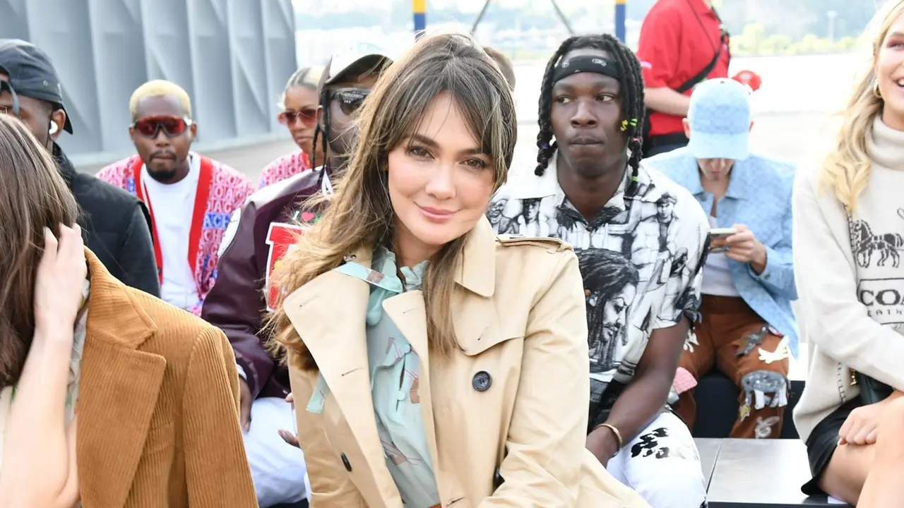 Pesona Cantik Luna Maya dengan Busana Retro di Coach Runway New York Fashon Week