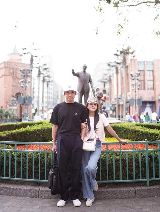 Nggak harus kembaran warna outfit, Harvey dan Sandra membuktikan bisa terlihat serasi dengan mengenakan salah satu item fashion yang sama, yaitu bucket hat.
 [@sandradewi88]