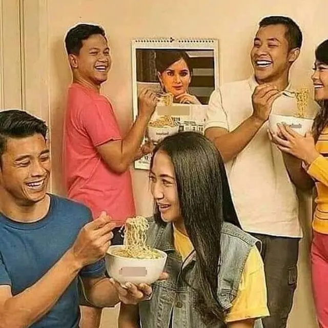 10 Potret Nyeleneh Orang Makan Bareng, Ada yang di Tengah Jalan