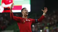 Penyerang Timnas Portugal Cristiano Ronaldo merayakan golnya Luksemburg dalam laga lanjutan Grup B Kualifikasi Piala Eropa 2020 di Estádio Jose Alvalade, Sabtu (12/10/2019) dini hari WIB. (AP Photo/Armando Franca)