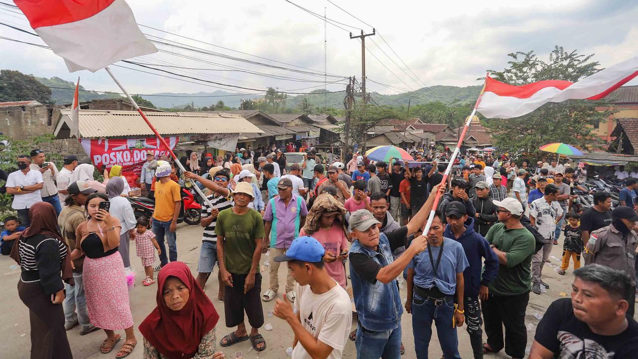 FOTO: Massa Bakar Ban, Tolak Penutupan Tambang Galian C di Bogor