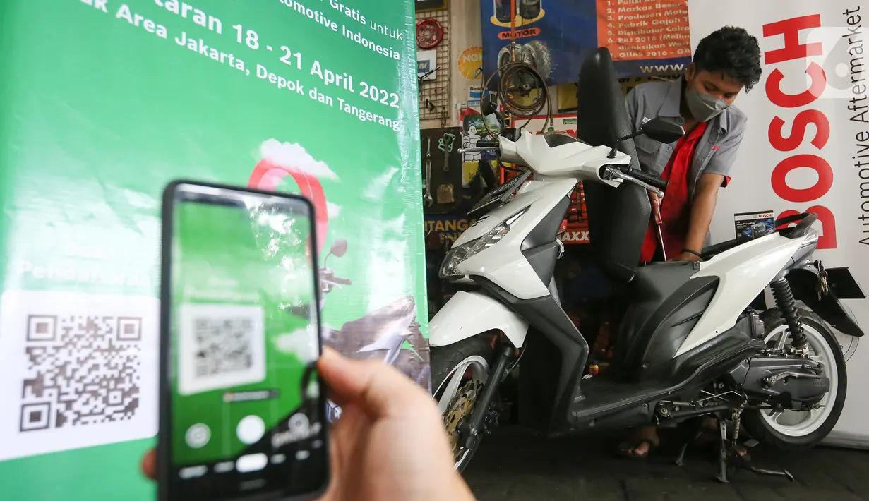 <p>Konsumen memindai barcode untuk dapat berpartisipasi dalam kampanye Bosch di salah satu bengkel di Jakarta, Jumat (22/4/2022). Bosch melalui Divisi Automotive Aftermarket menggagas Kampanye Silaturahmi Aman dan Nyaman sebagai bentuk ajakan kepada masyarakat untuk melakukan pengecekan sepeda motor, terutama pada sistem kelistrikannya. (Liputan6.com/Fery Pradolo)</p>
