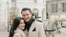 Titi Kamal dan Christian Sugiono melanjutkan liburan keliling Eropa dengan singgah di Vienna. Pasangan suami istri ini tuai pujian dengan gaya romantisnya [@titi_kamall]