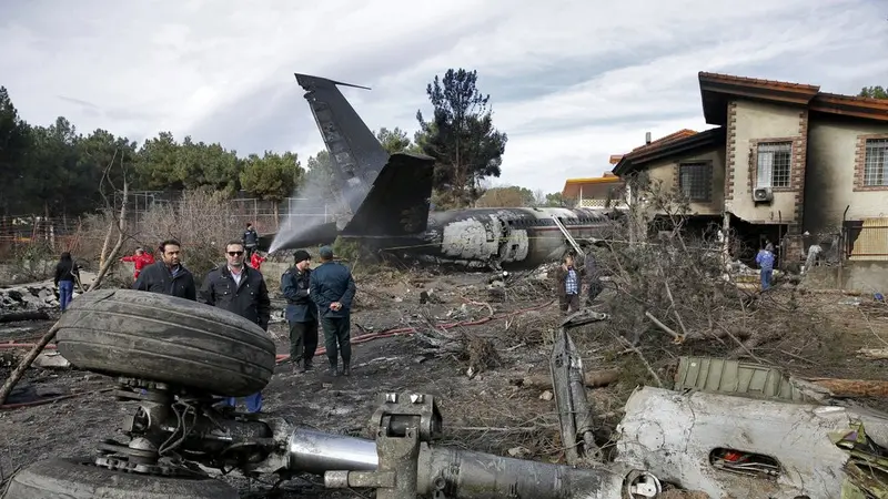 Lokasi kecelakaan pesawat kargo Boeing 707 Saha Airlines, di Bandara Fath sekitar 40 kilometer (25 mil) barat Teheran, Iran, Senin, 14 Januari 2019. (Mizan News Agency/AP)