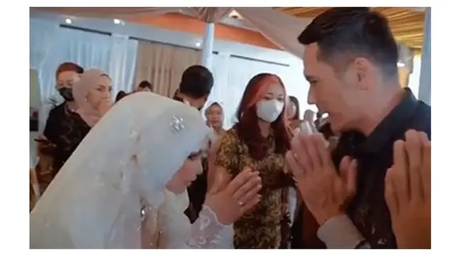 7 Potret Anak-Anak dan Keluarga Teddy Syach di Momen Pernikahan, Ikut Berbahagia