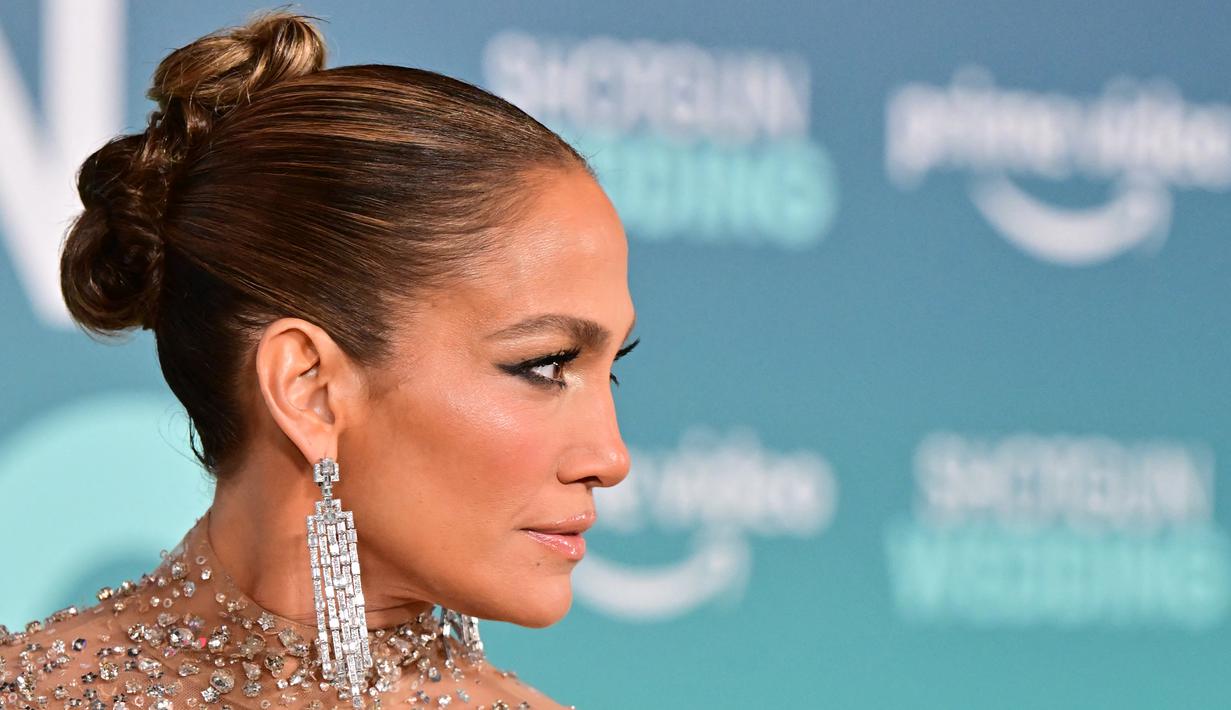 <p>Aktris Jennifer Lopez berpose di pemutaran perdana film "Shotgun Wedding" di Los Angeles di TCL Chinese Theater di Hollywood, California (18/1/2023). Bintang pop, yang menjadi pengantin lagi tahun lalu ketika dia menikah dengan Ben Affleck, memandang setiap inci diva pop saat dia berpose badai dalam ansambelnya yang memukau. (Frederic J. Brown / AFP)</p>