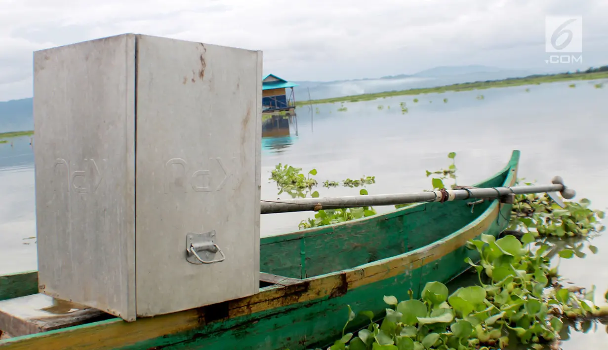 Kotak suara aluminium digunakan untuk menutupi mesin perahu nelayan di Danau Limboto, Gorontalo, Sabtu (26/1). Logo KPU masih terlihat jelas pada kotak suara aluminium tersebut. (Liputan6.com/Arfandi Ibrahim)