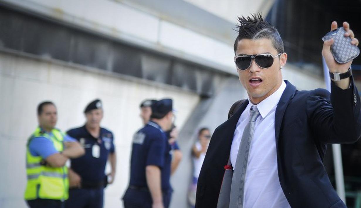 Cristiano Ronaldo, pemain asal Portugal yang bermain di Real Madrid ini menempati peringkat teratas pesepak bola idaman para wanita di dunia. (AFP/Patricia de Melo Moreira)