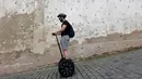 Seorang turis menggunakan segway di jalanan menurun di pusat kota Praha, Ceko, Selasa (19/7). Segway yang merupakan kendaraan personal listrik beroda 2 yang mampu menyeimbangkan sendiri itu kini menjadi favorit para turis. (REUTERS/David W Cerny)