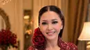 Tak kalah mencuri perhatian, Maia Estianty memilih tampil glamor dalam kebaya brokat merah maroon rancangan yang penuh detail payet. Kebaya tersebut dipadukan dengan kain batik hitam bermotif floral besar, menciptakan perpaduan klasik yang mewah.   [@maiaestiantyreal].