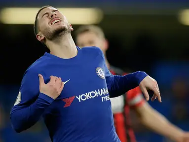 Pemain Chelsea, Eden Hazard bereaksi saat menjamu Bournemouth pada laga pekan ke-25 Premier League 2017-2018 di Stamford Bridge, Rabu (31/1). Chelsea menderita kekalahan telak 0-3 dari tamunya Bournemouth. (AP /Tim Ireland)