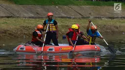 Anggota tim penyelamat mencari korban yang tenggelam pada lomba ketangkasan water rescue di Kanal Banjir Timur, Jakarta, Kamis (3/5). Perlombaan guna melatih kemampuan melakukan penyelamatan dan pertolongan di air. (Merdeka.com/Imam Buhori)
